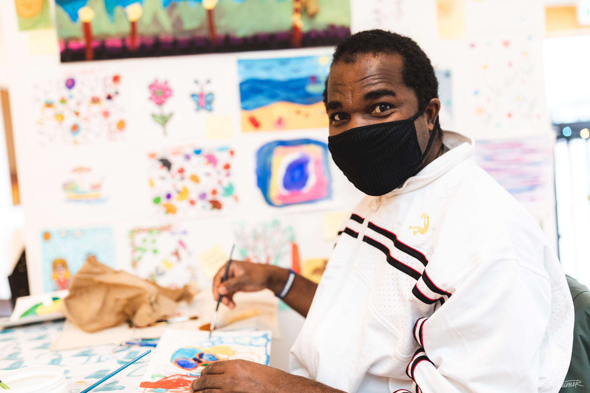 photo de Edon Descollines dans son atelier