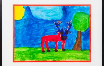 L’orignal qui marche vers l’arbre