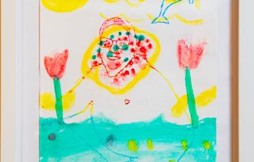 Dans le champ avec les fleurs